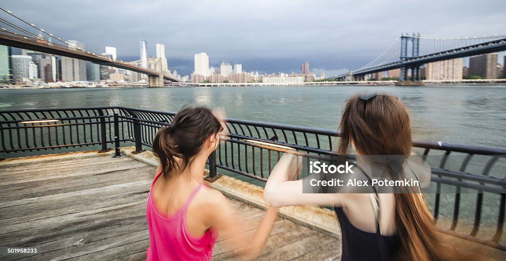 Due ragazze, sorelle, cercando di Manhattan in temporale - Foto stock royalty-free di 10-11 anni