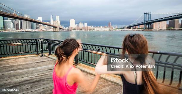 Due Ragazze Sorelle Cercando Di Manhattan In Temporale - Fotografie stock e altre immagini di 10-11 anni