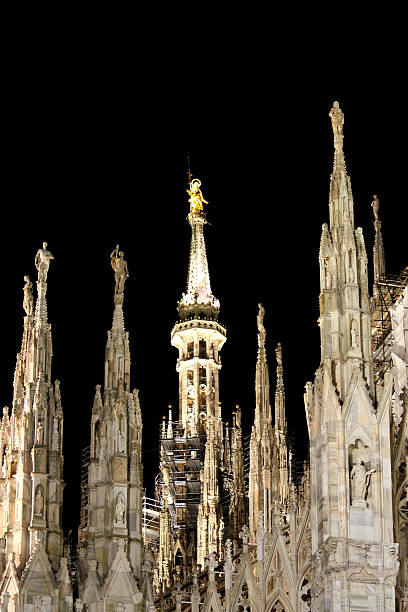 o spiers de catedral de milão, itália - milan italy cathedral duomo of milan night - fotografias e filmes do acervo