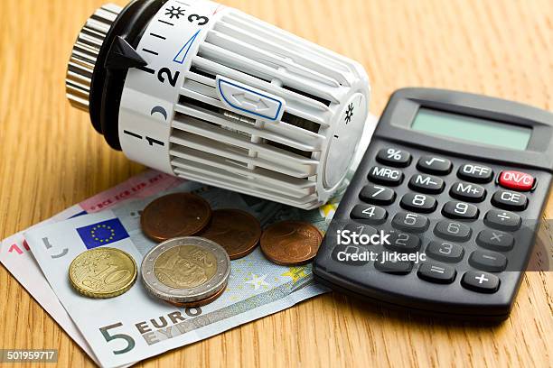 Oszczędności W Ogrzewania - zdjęcia stockowe i więcej obrazów Banknot - Banknot, Finanse, Fotografika