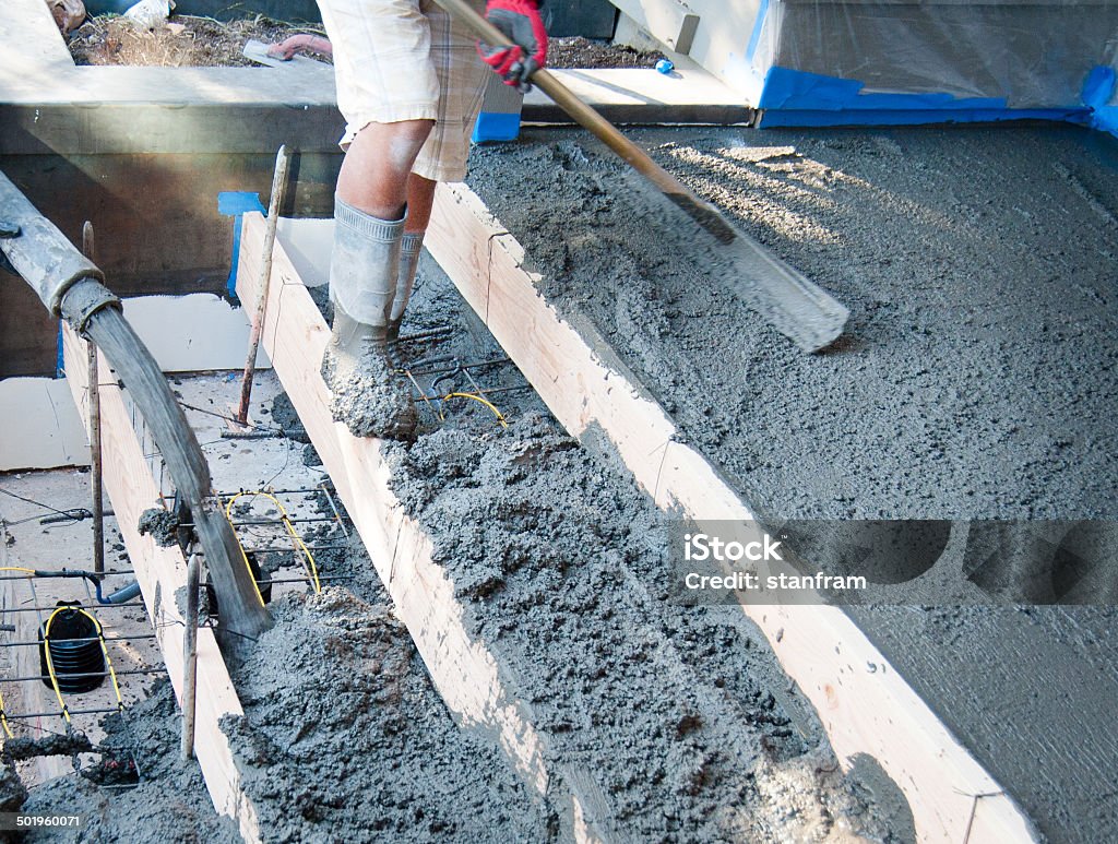 Cemento nuevos pasos de vertido con el cable se - Foto de stock de Hormigón libre de derechos