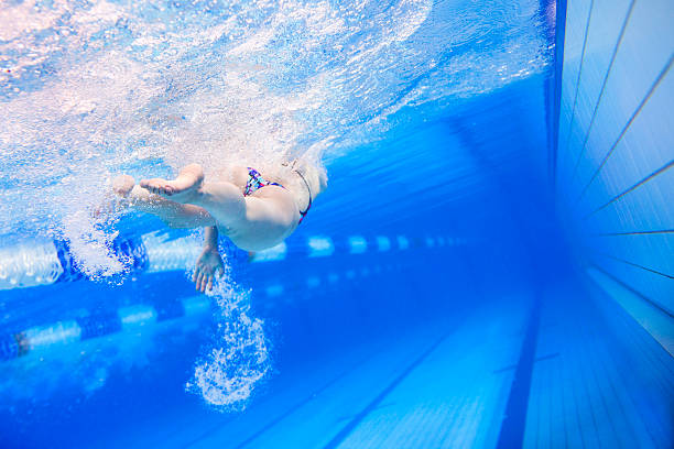 水泳プールでの命令 - swimming exercising women back ストックフォトと画像