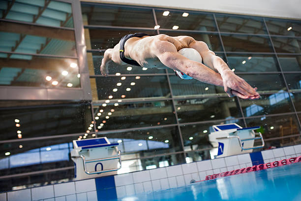 пловец прыжки - lap pool фотографии стоковые фото и изображения