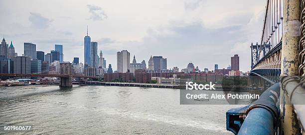 Manhattan Widok Na Manhattan Bridge - zdjęcia stockowe i więcej obrazów Bez ludzi - Bez ludzi, Budynek z zewnątrz, Chmura