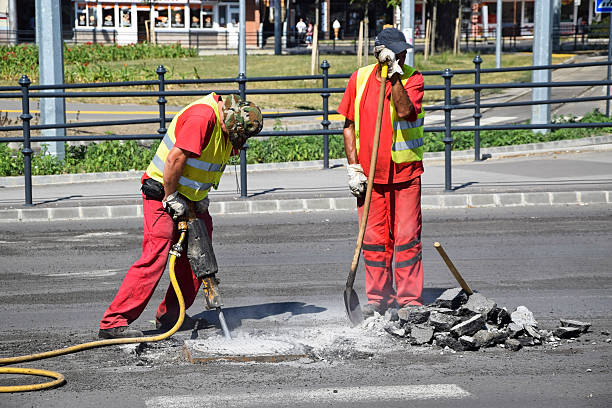 lavorare sulla costruzione delle strade - jackhammer road construction construction worker road foto e immagini stock