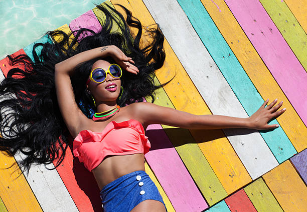 conceito de férias de verão tropical de moda - people vibrant color sunlight cheerful imagens e fotografias de stock