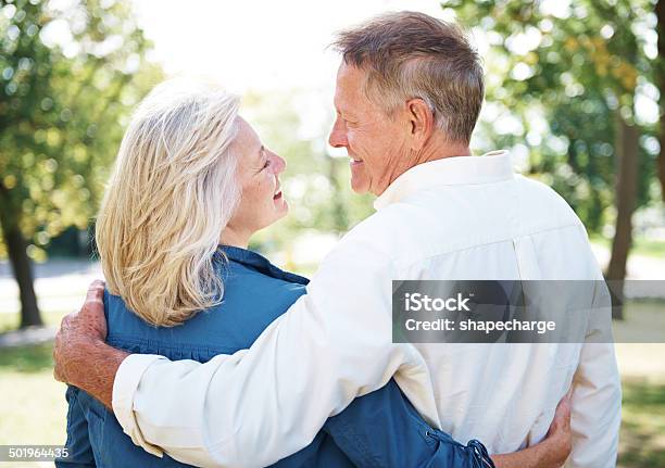 Foto de Que Belo Dia e mais fotos de stock de 60 Anos - 60 Anos, Abraçar, Adulto