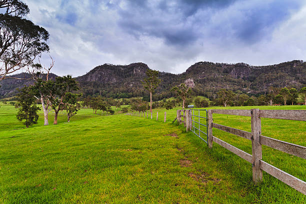 btops グロスターフェンス ridge - farm fence landscape rural scene ストックフォトと画像