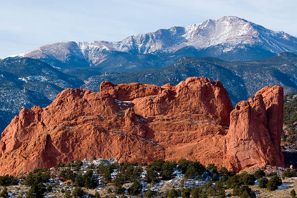 garden of the gods und pikes peak - 14000 foot peak stock-fotos und bilder