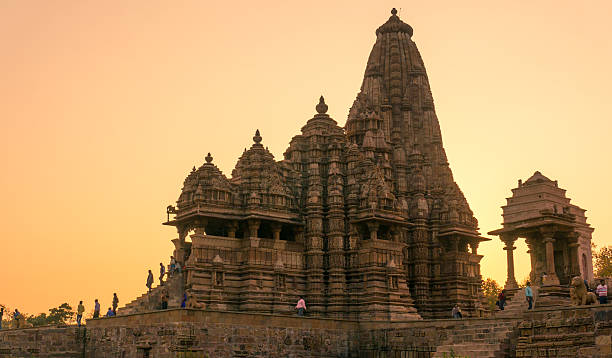 templos em khajurao, índia pôr do sol - khajuraho india indian culture temple imagens e fotografias de stock