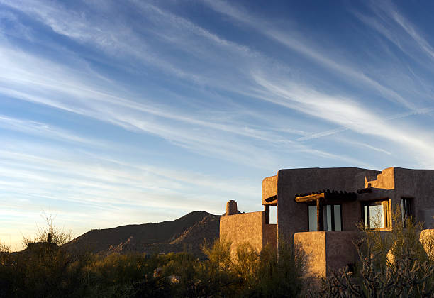 south west deserto paesaggio drammatico cielo - southwest usa house residential structure adobe foto e immagini stock