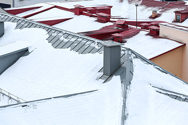 śnieg na dachu, zima scena - street snow urban scene residential district zdjęcia i obrazy z banku zdjęć