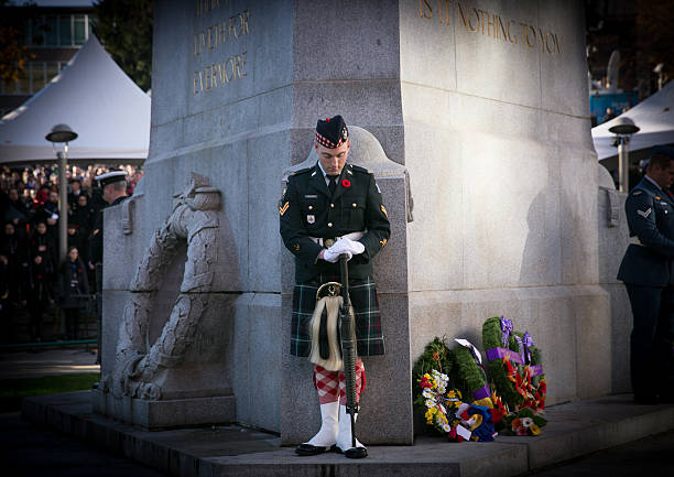 армейский церемония для плавания - cenotaph стоковые фото и изображения