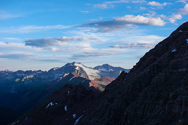 subir marrom peak, colorado rocky mountains - capitol - fotografias e filmes do acervo