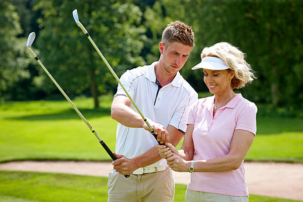 aprendizaje sujeción adecuada de los pro - golf expertise professional sport men fotografías e imágenes de stock