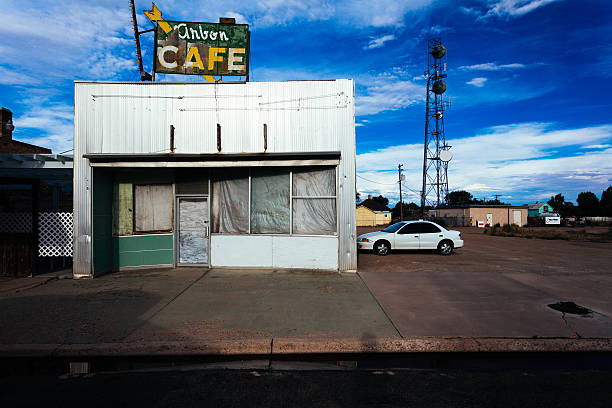 opuszczony kawiarnia na trasie 66, stany zjednoczone - route 66 retro revival american culture sign zdjęcia i obrazy z banku zdjęć