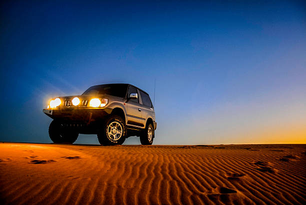 toyota tierra cruiser prado en desert sand dunes - falcon fotografías e imágenes de stock