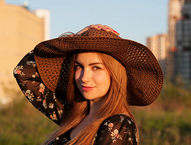 chica joven sonriente en sombrero de mimbre - affectionate desire beauty brown fotografías e imágenes de stock