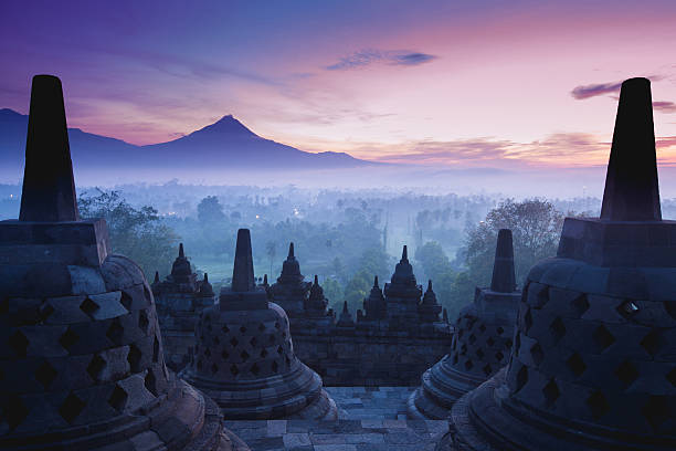 ao templo de borobudur, nascer do sol, yogyakarta, java, - stupa - fotografias e filmes do acervo