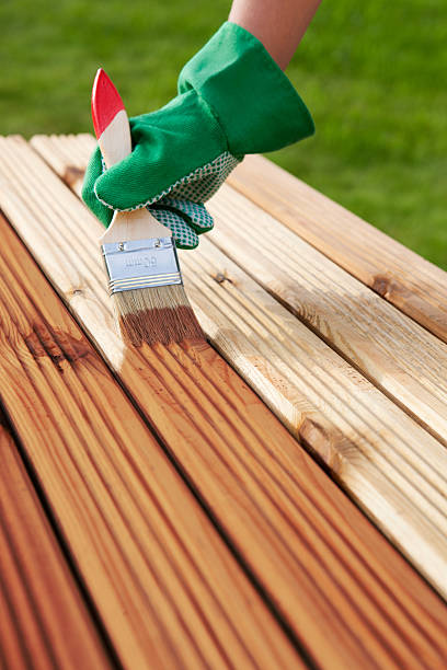 aplicación de barniz protector en un patio piso de madera - wood deck wood stain paint fotografías e imágenes de stock