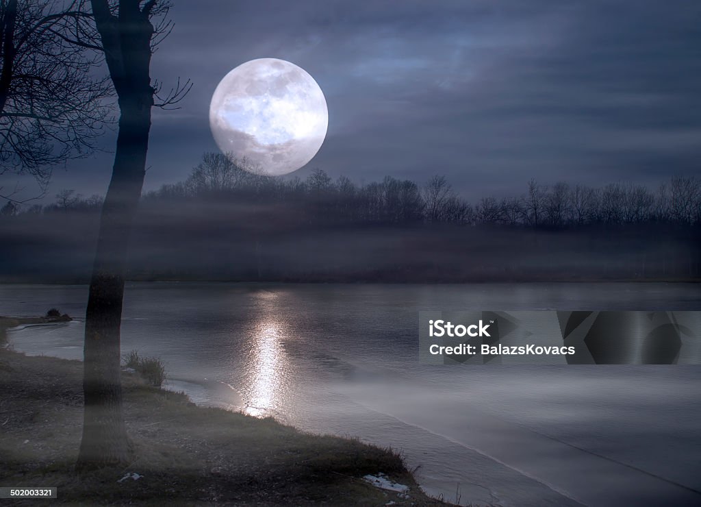 Spooky moonrise al lago - Foto de stock de Agua libre de derechos