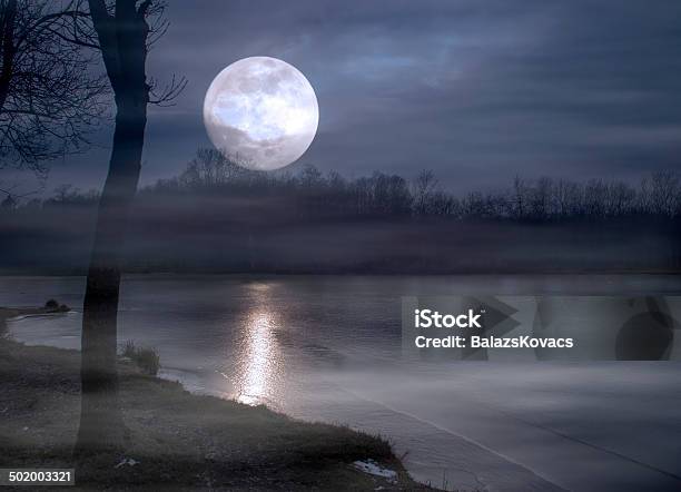 Spooky Moonrise Al Lago Foto de stock y más banco de imágenes de Agua - Agua, Aire libre, Arreglar