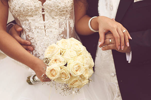 dettaglio delle rose bouquet della sposa e mani holding - white wedding foto e immagini stock