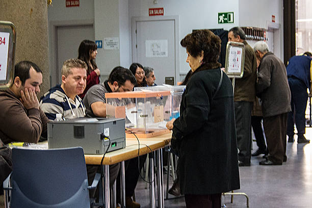 cittadini di voto elettorale college a madrid, spagna - electoral foto e immagini stock