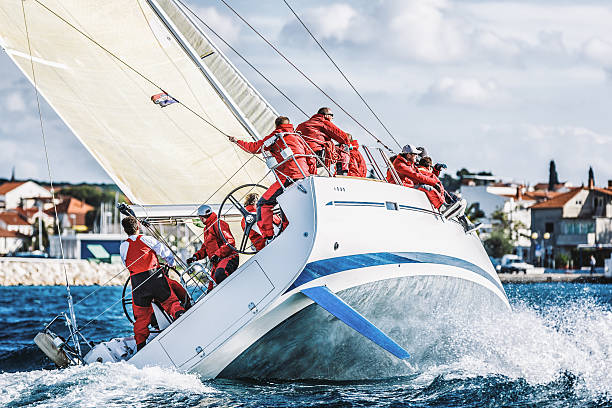 tripulação de barco à vela durante o regatta - sailboat sports race yachting yacht - fotografias e filmes do acervo