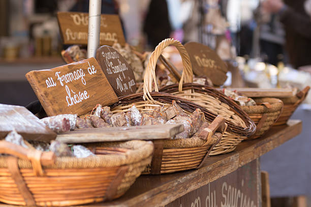 jambon de somglier dans un marché français - sarlat la photos et images de collection