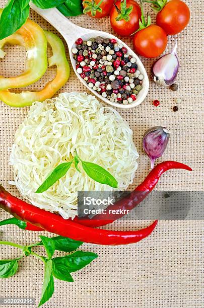 Nudeln Und Reis Twisted Mit Paprikaschoten Und Gemüse Stockfoto und mehr Bilder von Asiatische Nudeln