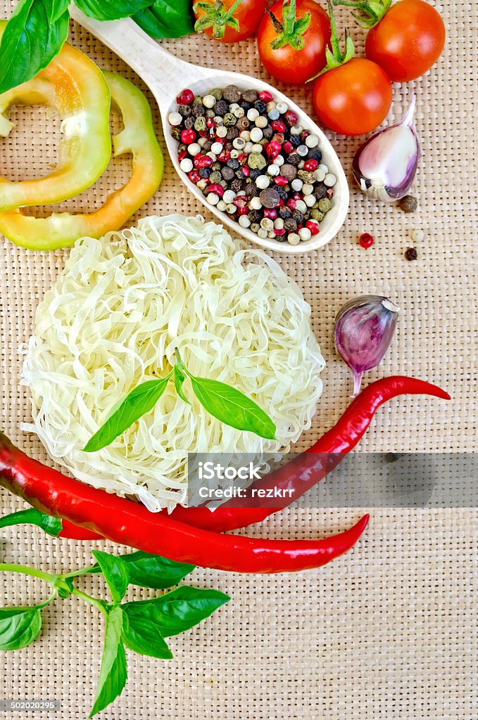 Spaghetti di riso con verdure, peperoni e ritorto - Foto stock royalty-free di Aglio - Alliacee