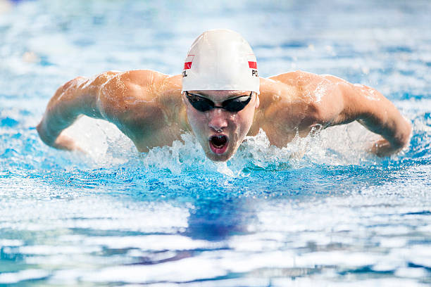 nadador avanzado a través de la piscina - butterfly swimmer fotografías e imágenes de stock