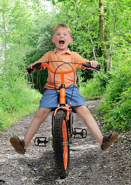 acidente de bicicleta - child bicycle cycling danger imagens e fotografias de stock