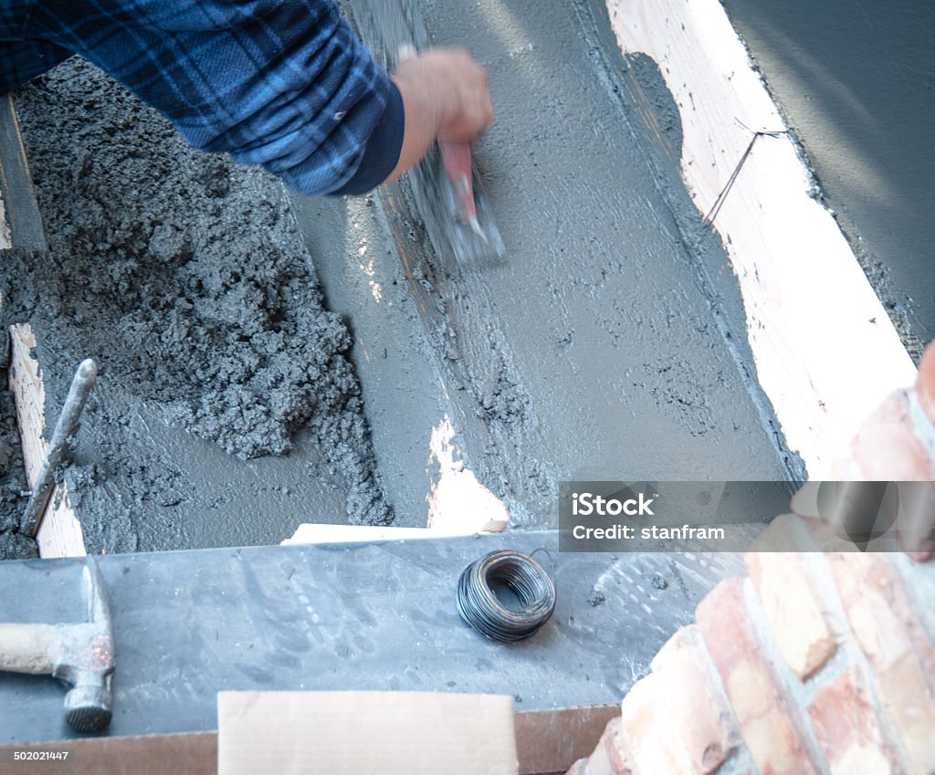 Nuevas medidas siendo vertido de cemento - Foto de stock de Agarrar libre de derechos