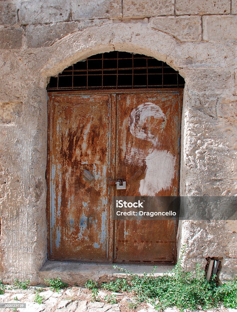 Porta in Barisano Sassi arrugginita - Foto stock royalty-free di Architettura