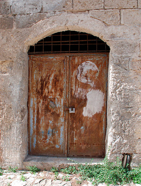 porta in barisano sassi arrugginita - front door international landmark local landmark national landmark foto e immagini stock