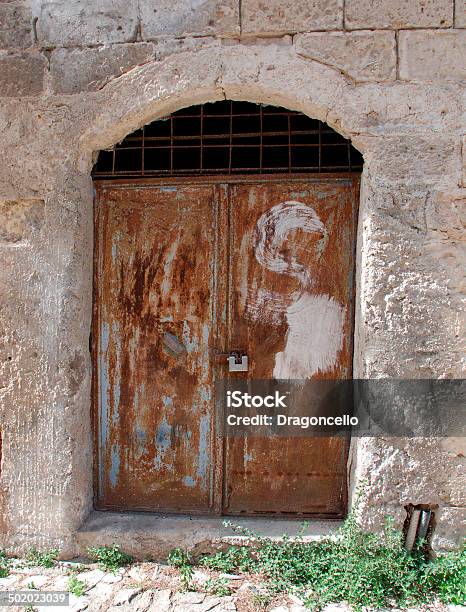 Porta In Barisano Sassi Arrugginita - Fotografie stock e altre immagini di Architettura - Architettura, Arrugginito, Basilicata