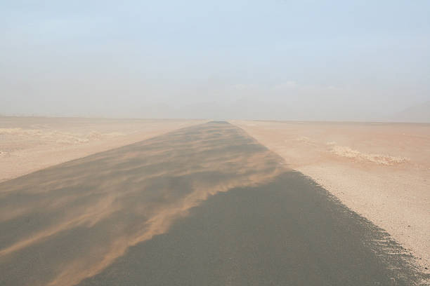 tempesta di sabbia tra le dune del deserto del namib, sossusvlei, namibia, africa - arid climate asphalt barren blue foto e immagini stock