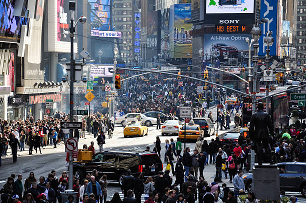 times square em nova iorque, eua - new york city times square crowd people imagens e fotografias de stock