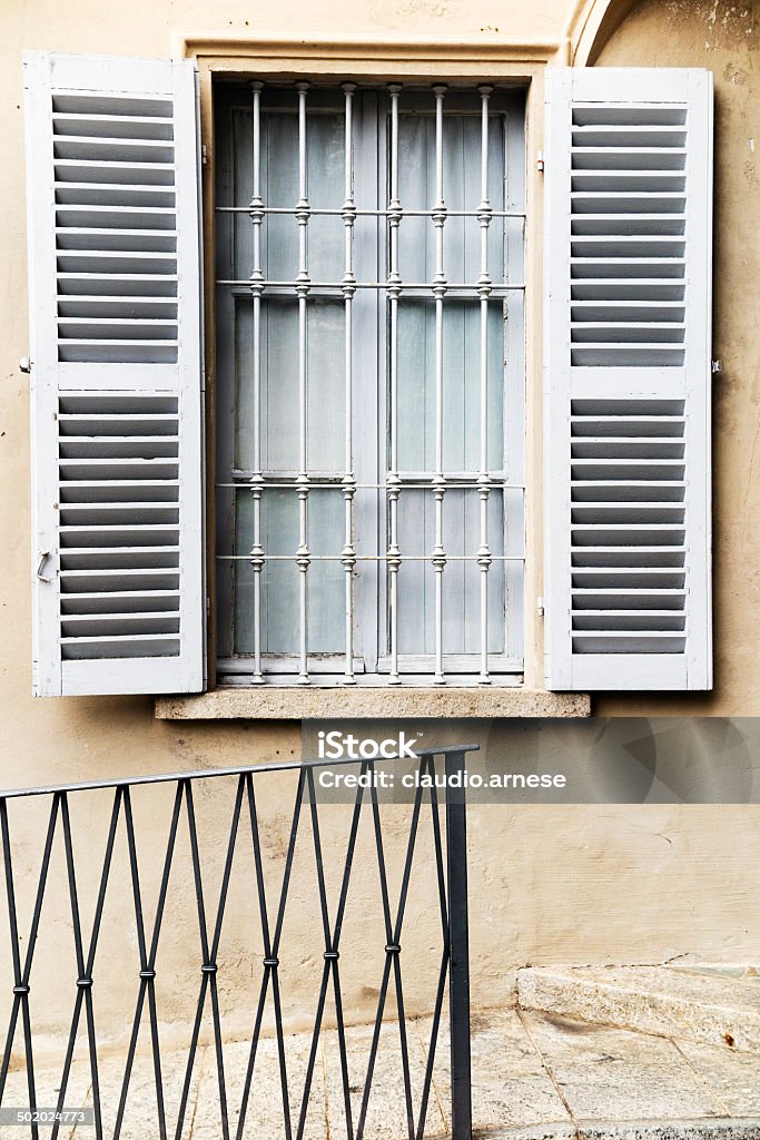 Vecchie finestre con Grata di metallo.  Immagine a colori - Foto stock royalty-free di Ambientazione esterna