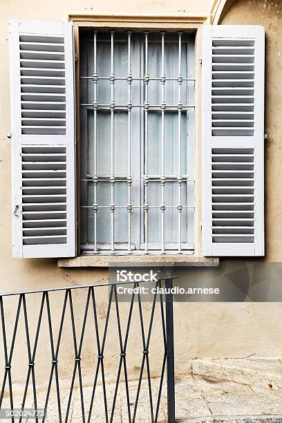 Vecchie Finestre Con Grata Di Metallo Immagine A Colori - Fotografie stock e altre immagini di Ambientazione esterna