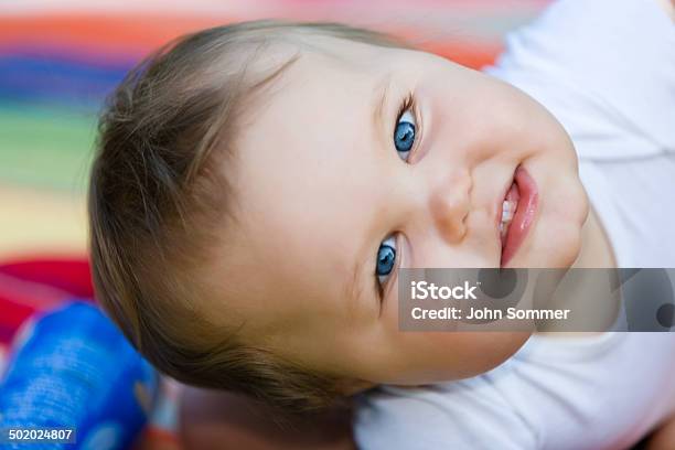 Bebé Feliz Menino - Fotografias de stock e mais imagens de 6-11 meses - 6-11 meses, Ao Ar Livre, Bebé