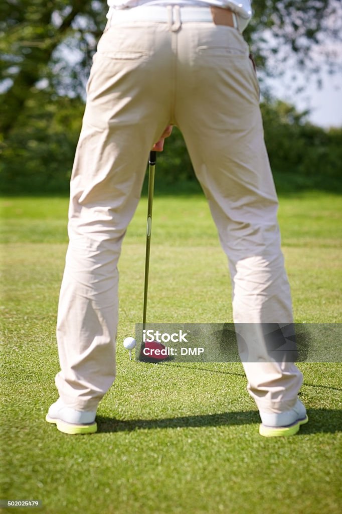 Macho golfista Preparándose para Juegue golf ball - Foto de stock de Actividad libre de derechos