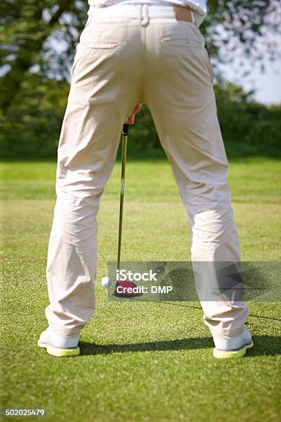 Macho Golfista Preparándose Para Juegue Golf Ball Foto de stock y más banco de imágenes de Actividad - Actividad, Actividades recreativas, Adulto