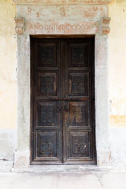 kościół drzwi. obraz w kolorze - scritte zdjęcia i obrazy z banku zdjęć