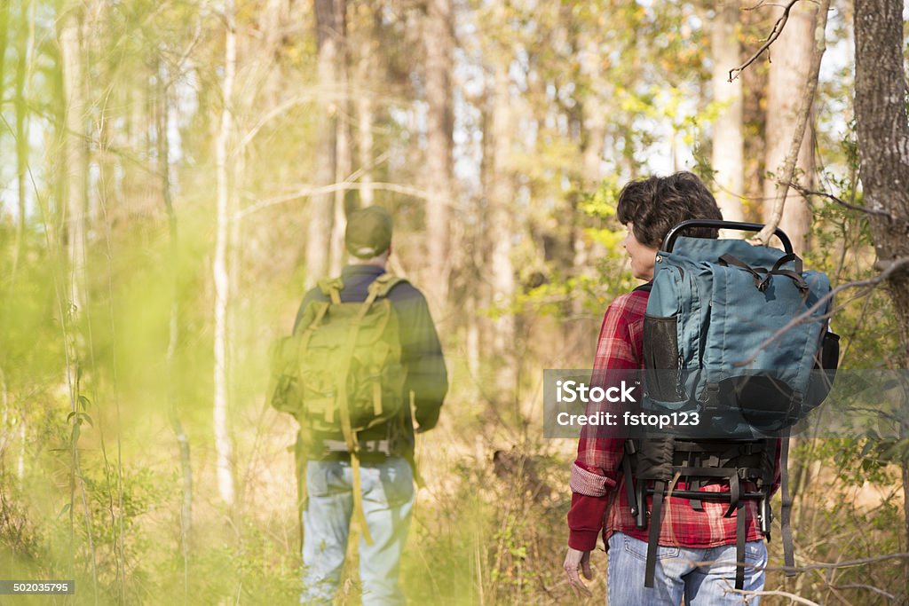 Aktive senior Paar im Freien wandern im Wald. Natur. - Lizenzfrei 70-79 Jahre Stock-Foto