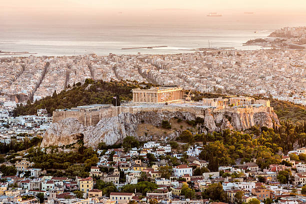 athen und akropolis bei sonnenuntergang, griechenland - athen stock-fotos und bilder
