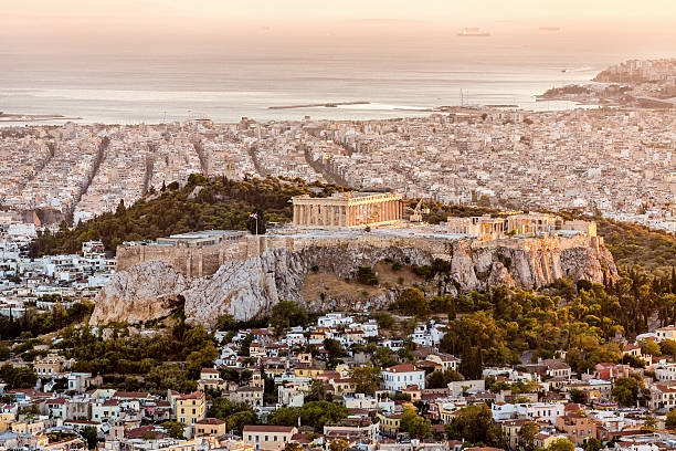 atardecer en la ciudad de atenas con vista a la acrópolis grecia - greece athens greece parthenon acropolis fotografías e imágenes de stock