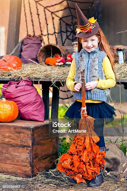 Bambino Celebrare Halloween - Fotografie stock e altre immagini di Allegro - Allegro, Ambientazione esterna, Amicizia